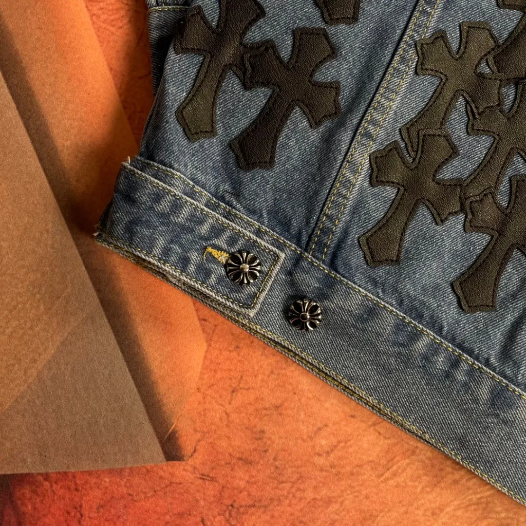 🅿️340 🔘Model No.-KL212 🔘Cro Heart𝐂𝐡𝐫𝐨𝐦𝐞 𝐇𝐞𝐚𝐫𝐭 CH Washed Cross-Laminated Heavy Duty Full Back Multi-Leather Denim Jacket* As a benchmark brand in the fashion field, its wash craftsmanship is a model in the industry. This denim piece is made of heavy denim fabric and has been washed in more than ten ancient ways to present a rich layer of distressed colors. The pink vegetable tanned leather cross patch has been laser cut and manually inlaid to enhance brand recognition with precise grain matching technology. The high-waist three-dimensional tailoring adopts the golden ratio formula, and uses dart transfer technology to optimize the hip and leg lines. The slim fit is designed to take into account the amount of activity, adapting to the needs of multiple scenes. The iconic washing effect combines three processes of enzyme washing, stone grinding and cat whiskering. The hardware is PVD vacuum coated, and the durability and gloss reach luxury-level standards. From the hand-stitched leather appliqués to the customization of the exclusive woven label, every detail adheres to the craftsman's principles - the brand totem outlined by the Behringer embroidery machine, combined with the silver thread anti-counterfeiting webbing, builds a complete quality system. Whether paired with a college-style knitwear to express youthful tension, or combined with a midriff-baring outfit to create a modern aura, its unisex adaptability and multi-dimensional matching potential make it a must-have item in the wardrobe of high-end players.  Size: S M L XL (46.48.50.52) Color: Blue